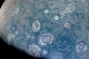 NASA показало завораживающие фото атмосферных бурь на Юпитере
