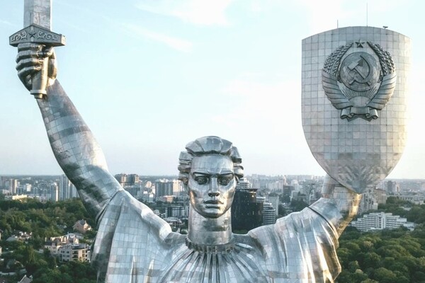 Когда в Киеве заменят советский герб на монументе 