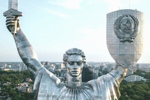Стало відомо, коли в Києві замінять радянський герб на монументі 