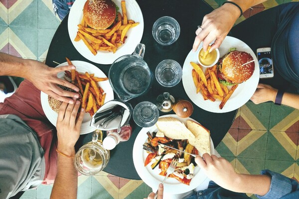 Чи можна пити воду під час їжі 