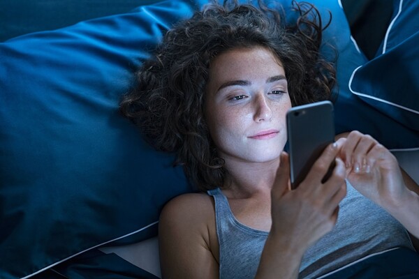 10 факторов, которые вредят коже лица, или почему не стоит просматривать ленту Instagram перед сном