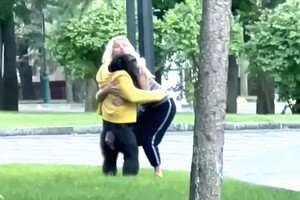 В Харькове работники зоопарка уговаривают сбежавшую обезьяну вернуться (видео)