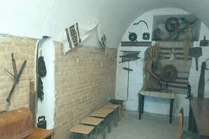 В Украине школьный учитель создал музей в укрытии (фото)
