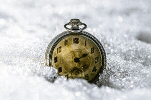 Перевод часов на зимнее время в 2022 году в Украине: дата, время и влияние на человека