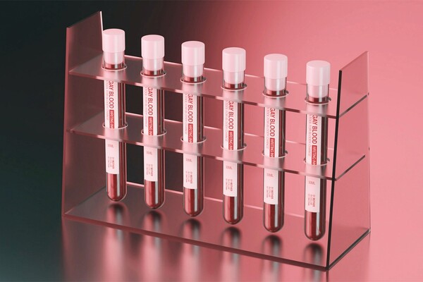 В США выпустили коллекцию художественных инструментов с кровью геев (фото)