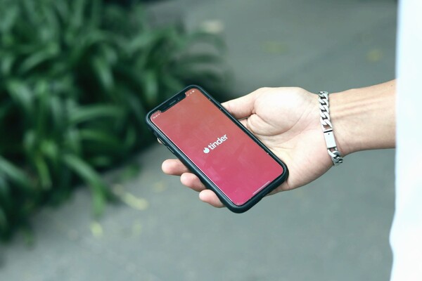 Tinder разрешил размещать в своем профиле фото с собаками из приютов 