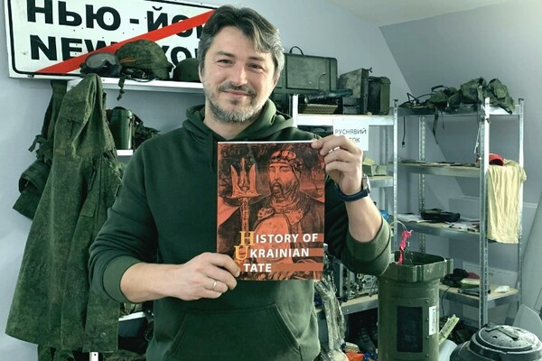 Сергей Притула отправил Илону Маску книгу по истории Украины
