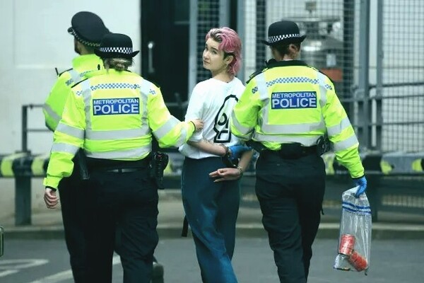В Лондоне экоактивистки облили картину Ван Гога томатным супом (видео)