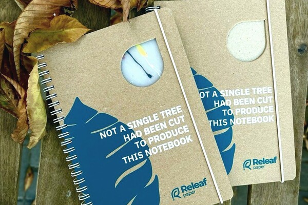 В Украине сделали блокнот из переработанного пластика и опавших листьев 