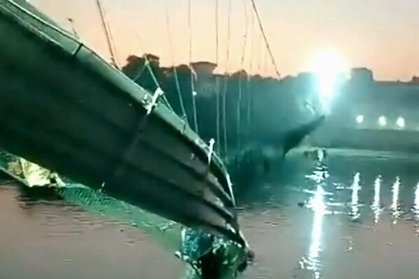 В Индии обвалился пешеходный мост 