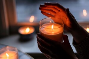 Українцям пропонують знижки на таксі за фото з друзями при свічках: умови акції від Bolt та Yasno