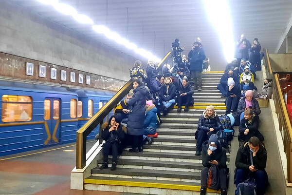 В Киеве метро работает в ограниченном режиме: люди используют его как укрытие