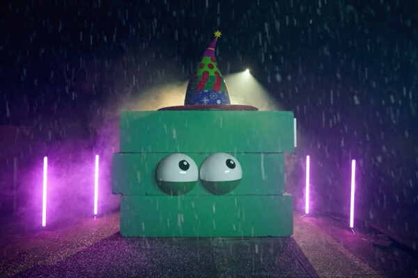 Бетонные блоки от бывших блокпостов в Киеве превратили в сказочных героев 