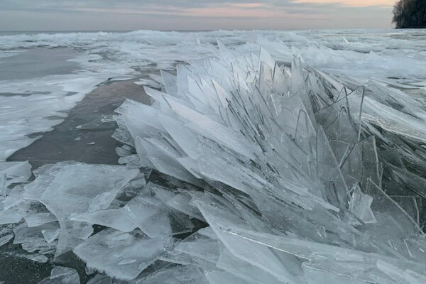 На берегу Киевского моря образовались «ледяные ежи» (фото)