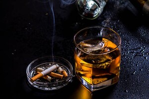 В Украине могут запретить продажу алкоголя и сигарет за наличные деньги