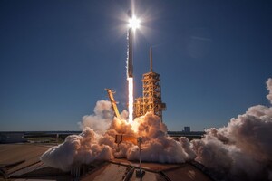 В Сети появилось видео запуска ракеты SpaceX, снятое в небе с окна самолета