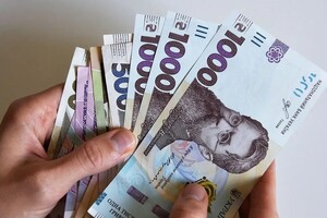 Какую зарплату получают чиновники в Украине в 2023 году 