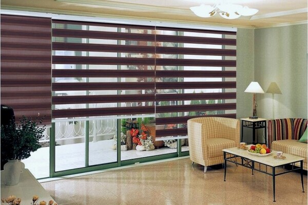 Практичные ролеты день-ночь: ткани для солнцезащитных систем и преимущества