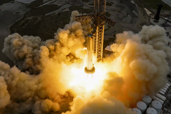 Надважка ракета Starship компанії SpaceX вибухнула у небі після запуску (відео)