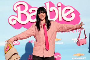 Билли Айлиш презентовала саундтрек к фильму «Барби» — видео