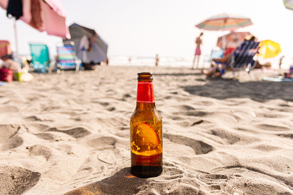 Ученые узнали, какой алкоголь самый опасный летом: что нельзя пить в жару