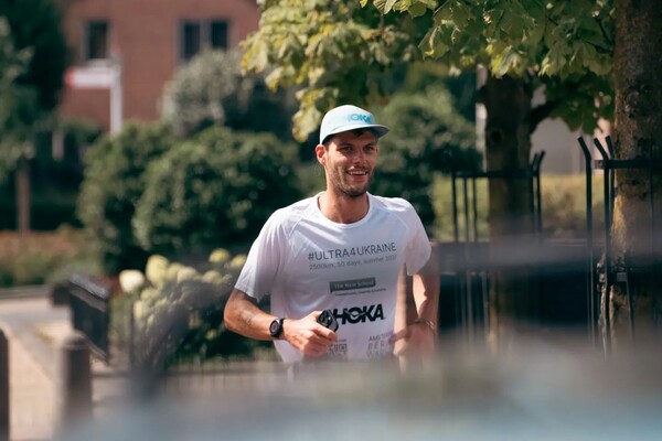 Забіг від Амстердама до Києва: голландець біжить 2500 км для допомоги Україні