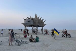 Украинцы создали скульптуру из противотанковых ежей на фестивале Burning man в США (фото)