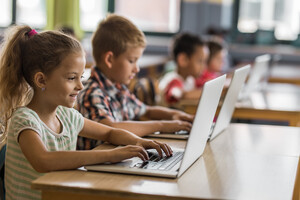 Українським школярам безкоштовно видають ноутбуки: хто та як може отримати комп'ютер