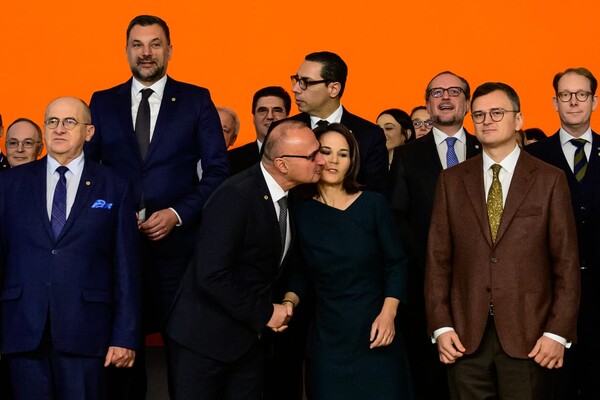 Конфуз на саміті країн ЄС: глава МЗС Хорватії намагався поцілувати колегу з Німеччини (відео)