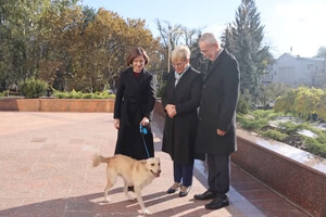 Собака президента Молдови Маї Санду вкусив президента Австрії – відео