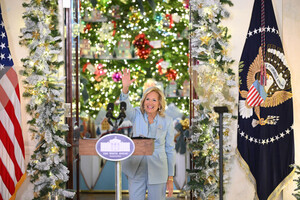 Перша леді США Джилл Байден показала, як прикрасили Білий дім до Різдва (фото, відео)