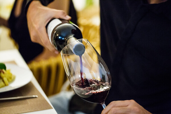 Штучний інтелект навчився розпізнавати якість вина: як це працює