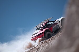Porsche 911 встановив унікальний світовий рекорд, піднявшись на вершину вулкана (відео)