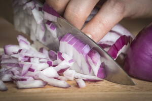 5 кулинарных лайфхаков, которые помогут нарезать лук без слез