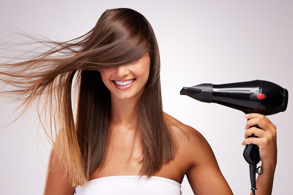 Как правильно сушить волосы, чтобы не навредить им: шесть базовых правил