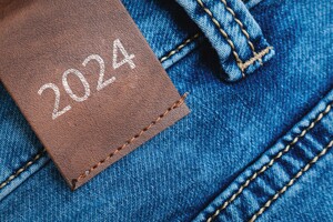 Эти джинсы начинают набирать популярность: главные тренды весны 2024 года (фото)