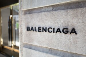 Бренд Balenciaga представив браслет за 3 тисячі євро у вигляді рулону скотчу (фото)
