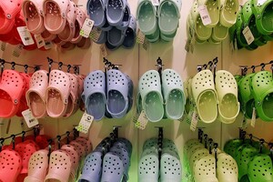 Crocs випустили свої перші кросівки – їх називають найзручнішим взуттям у світі (фото)