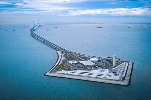 В Китае открыли 24-километровый морской мост, который побил сразу 10 мировых рекордов (видео)