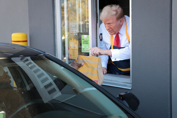 Дональд Трамп вийшов працювати на кухню у McDonald's – відео