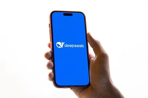 Китайський дешевий ШІ DeepSeek обійшов американський ChatGPT і обвалив акції технокомпаній