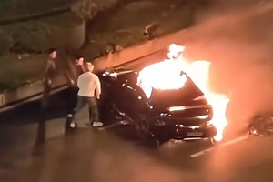 Водитель сгорел заживо в электрокаре Xiaomi: умная система заблокировала двери (видео)