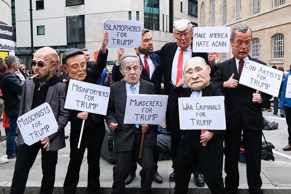 В Лондоне проходят протесты против Дональда Трампа, который прибыл с визитом в Великобританию (фото)