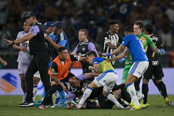 23 красные карточки на финале бразильского чемпионата по футболу: игра превратилась в массовую драку (видео)