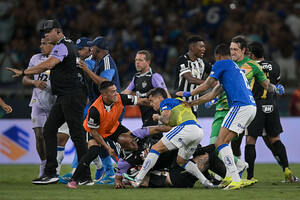 23 червоні картки на фіналі бразильського чемпіонату з футболу: гра перетворилася на масову бійку (відео)