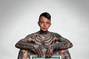 Украинец побил мировой рекорд: сотрудник морга сделал 230 татуировок костей и стал 