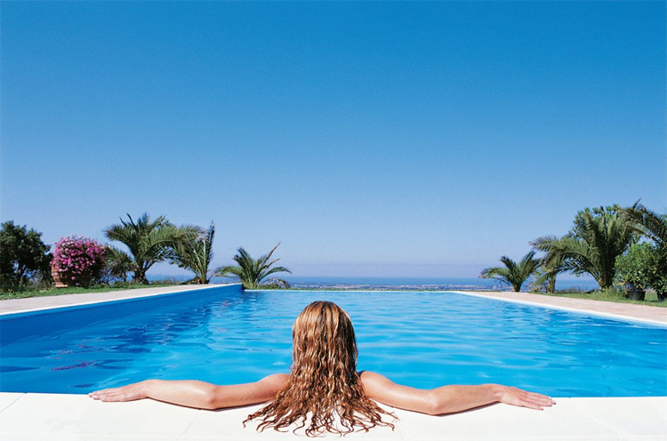 Лучшие летние террасы с бассейном: все, что нужно для безупречного отдыха