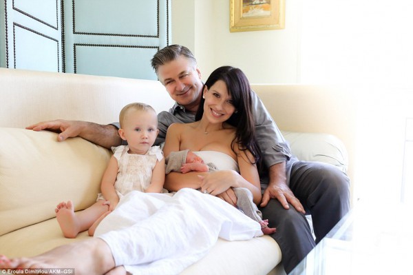 57-летний Алек Болдуин снялся в фотосессии с новорожденным сыном