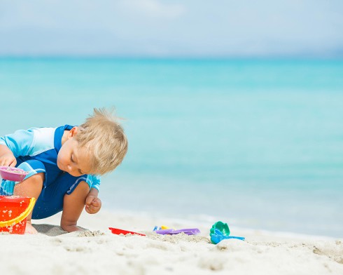 Место под солнцем: чем занять своего ребенка на побережье