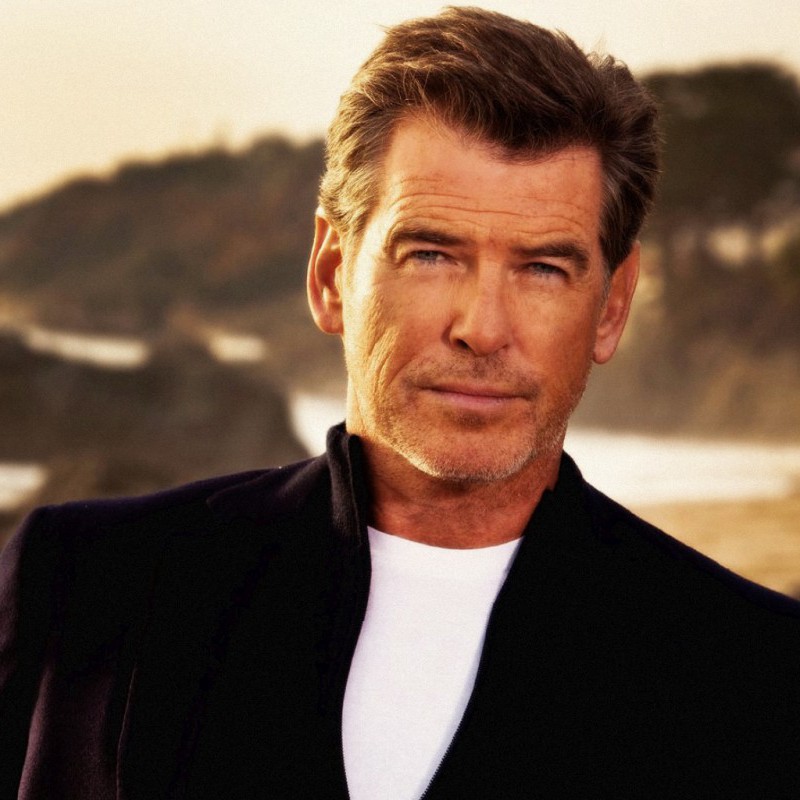 Пирс Броснан пытался пронести на борт самолета нож